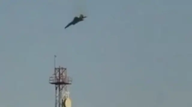 वीडियो में गिरता लड़ाकू जहाज़