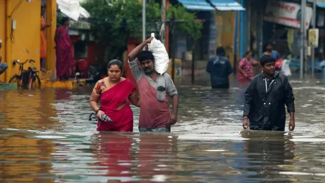 નિવાર વાવાઝોડાંના કારણે ચેન્નાઈ શહેરમાં પાણી ભરાયા