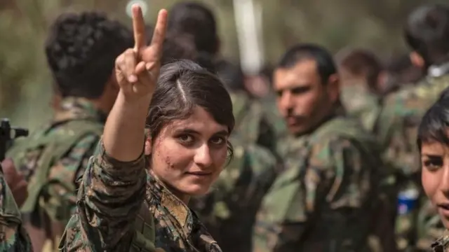 सीरियन डेमोक्रेटिक फ़ोर्सेज़ का झंडा