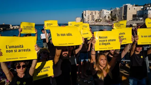 متظاهرون يحتجون على القبض على كارولا