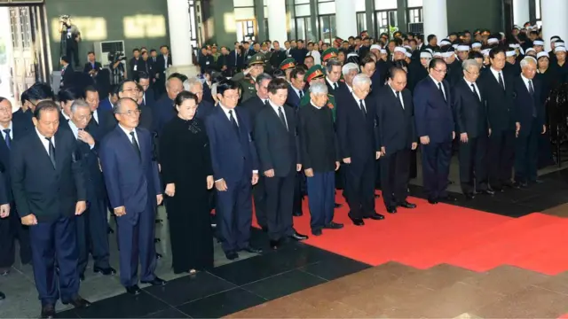 Một số cựu lãnh đạo Đảng và Nhà nước trong đó có ông Lê Khả Phiêu, Nông Đức Mạnh, Trần Đức Lương, Nguyễn Minh Triết, Nguyễn Tấn Dũng đi cùng đoàn viếng với Tổng Bí thư Trọng.