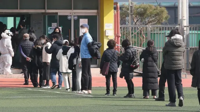 투표하기 위해 줄을 선 시민들