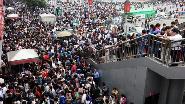 La estación de Zhengzhou, provincia de Henán, en víspera de vacaciones.