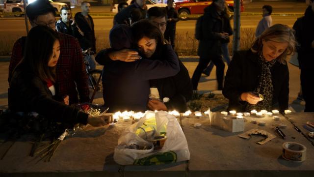 Pessoas deixam velas e mensagens em Yonge Street, Toronto, após o ataque com uma van em abril