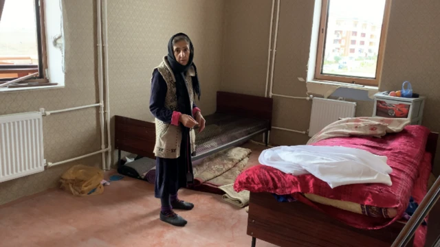 Tərtərdə məcburi köçkünlər üçün salınan qəsəbədə yaşayan Ziyadə pəncərələri sellofanla örtüb