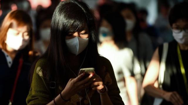 Uma jovem usa máscara na Tailândia em meio ao temor da disseminação do coronavírus da China