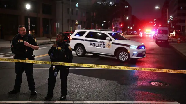 ပွဲအတွင်းမှာရှိနေတဲ့ လူ ၄ ယောက်အုပ်စုထဲကို ပစ်ခတ်ခဲ့ပြီး ၂ ဦးသေဆုံးခဲ့တယ်လို့ ရဲဘက်ကပြောပါတယ်။