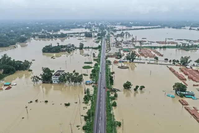 চট্টগ্রাম-কক্সবাজার সড়কটি ডুবে গেছে টানা ভারী বর্ষণে - শনিবারের ছবি