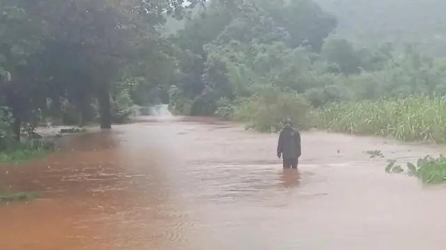 ગુજરાત હવામાન વિભાગની આગાહી, મોન્સૂન ટ્રોફ, બંગાળની ખાડીમાં સિસ્ટમ, સર્ક્યુલેશન, દક્ષિણ ગુજરાતમાં વરસાદ, રેડ તથા ઓરેન્જ ઍલર્ટ, મુંબઈ તથા કોંકણમાં વરસાદ, બીબીસી ગુજરાતી 