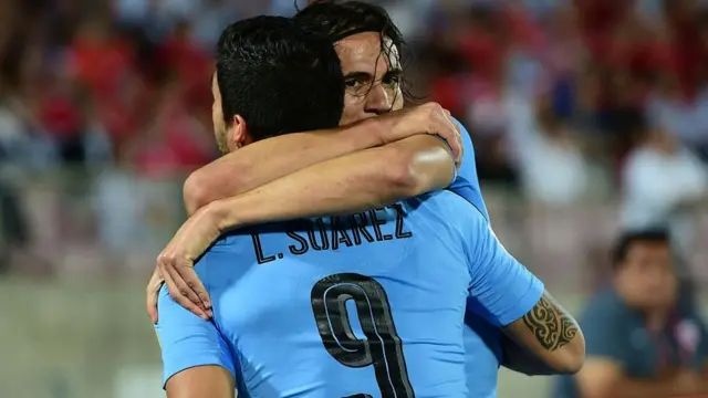 Cavani y Suárez se abrazan.