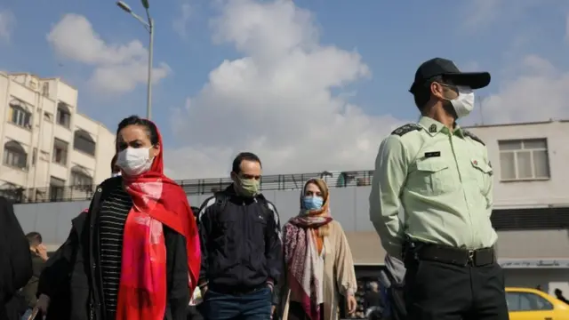 İran'da maske takanlar