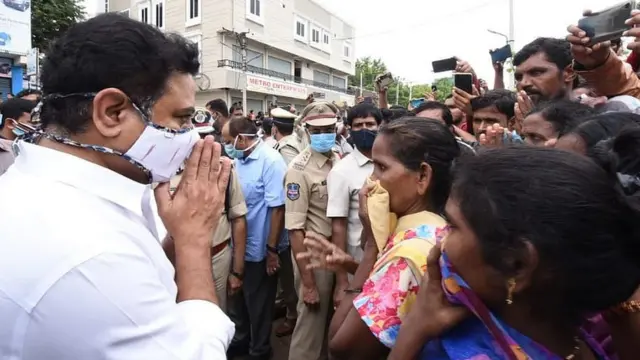 వరద ప్రాంతాల్లో రాష్ట్ర పురపాలక శాఖ మంత్రి కేటీఆర్ పర్యటించారు