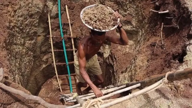 ગુજરાતના ડાંગ જિલ્લો ડુંગરાળ પ્રદેશ હોવાથી ચોમાસું સારું રહેવા છતાં ઉનાળામાં પાણીનાં ફાંફા પડી જાય છે