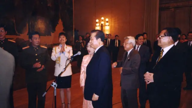 1998년 김대중 전 대통령이 이인호 여사와 함께 중국 국빈방문을 해 장쩌민 주석의 노래를 들은 후 답가로 도라지 타령을 함께 부르는 모습