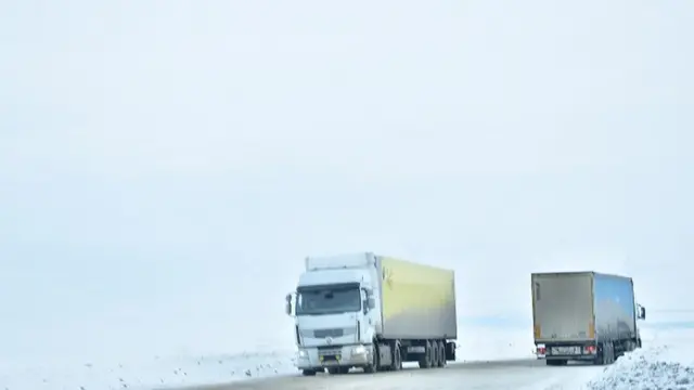 Суусамырдагы жүк тарткан унаалар