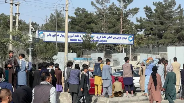 Afganos esperando a las afueras del aeropuerto de Kabul.