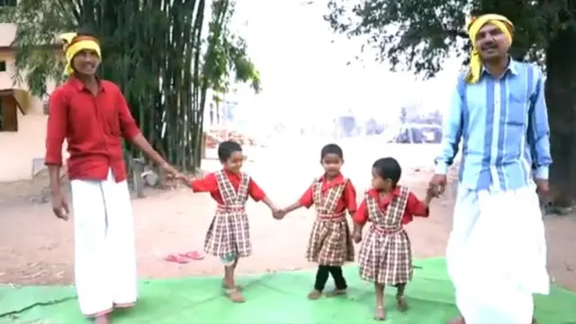 गोंडी भाषेत शिकणारी मुलं