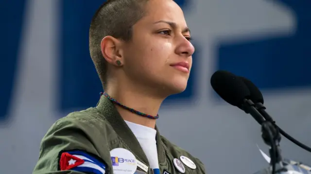 Emma Gonzalez com jaqueta com bandeirafreebet rolloverCuba