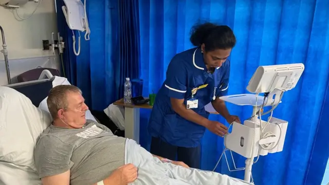 Tincy Jose dans l'unité de soins intensifs