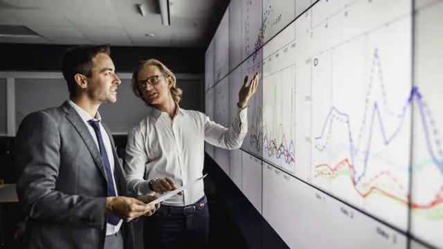 Científicos analizando datos