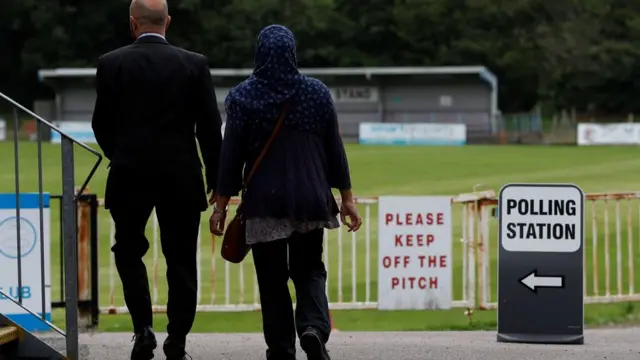 英格兰哈斯汀某足球场投票站（8/6/2017）