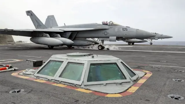 یکی از سی جنگنده‌ تک سرنشین F/A-۱۸E ناو هواپیمابر آبراهام لینکلن متعلق به اسکادران موسوم به "سگهای پوکین." این هواپیما که مجهز به سامانه سوخت‌رسانی است پیش از برخاستن از عرشه ناو در روز ۲۵ آوریل ۲۰۱۹ دیده می‌شود.