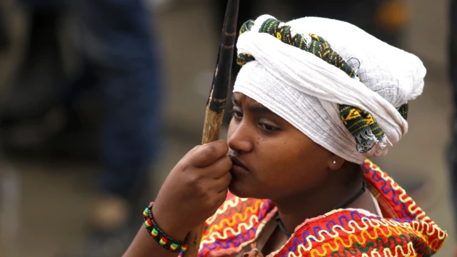 Une femme lors d'un rassemblement de rebelles anti-Tigré à Addis-Abeba, en Éthiopie, le mardi 27 juillet 2021.