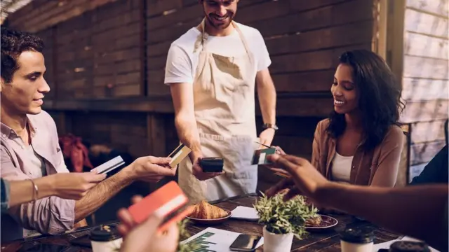 pagando una cuenta con varias tarjetas.