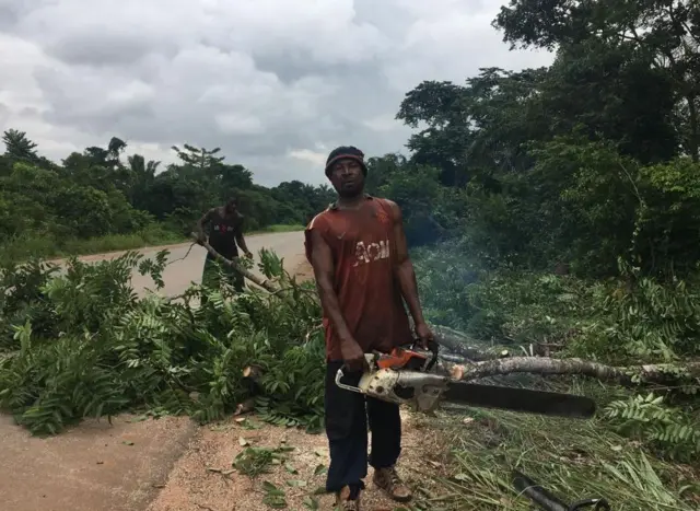 Enugwu steeti na-ekpochasị ọhịa iji gbaa n'anwụ ebe ndị ntọ na ndị ohi na-ezo.