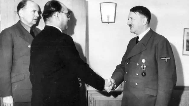 এডলফ হিটলারের সাথে সুভাষ বোসের সাক্ষাত হয় জার্মানিতে