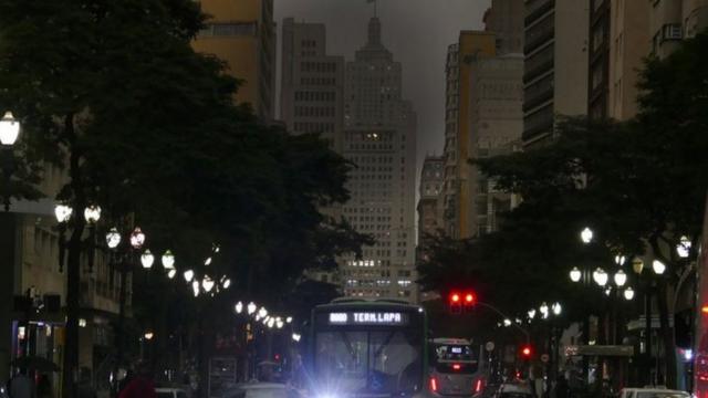 São Paulo escurece em plena tarde