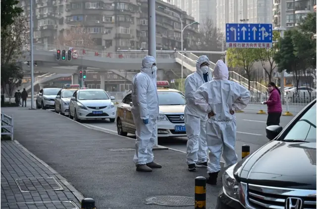 武汉街头身穿着防护服的工作人员。