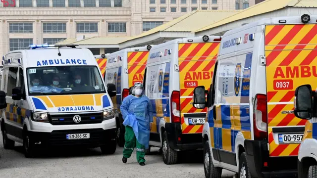 Очередь из машин скорой помощи в Тбилиси 30 ноября 2020 года