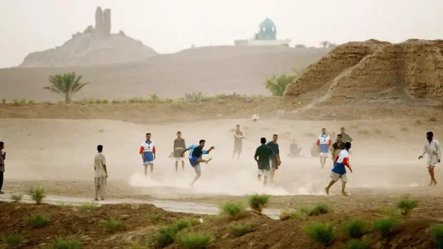 Jovens iraquianos jogam futebol à sombra das ruínasapps de palpites de futebolum zigurateapps de palpites de futebolBorsippa, no Iraque.