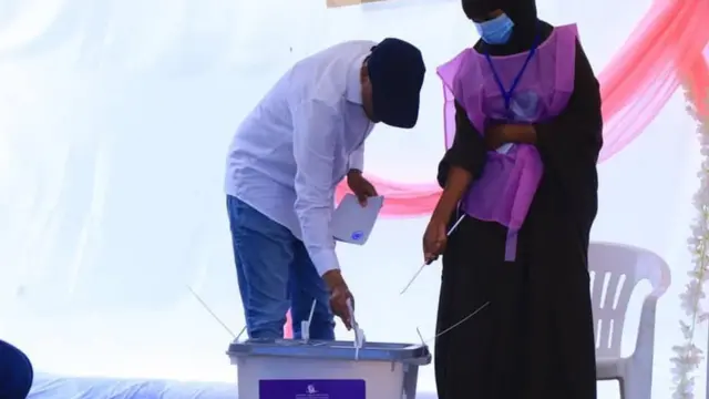 Madaxweyne Mustafa Cumar ayaa ka mid ah dadka codkooda dhiibtay.