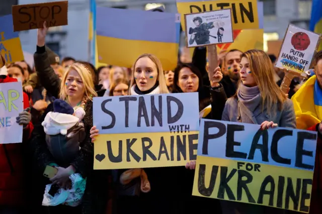 บรรยากาศการชุมนุมประท้วงในใจกลางกรุงลอนดอนของอังกฤษ แสดงการสนับสนุนและยืนอยู่ข้างยูเครน พร้อมกับเรียกร้องให้รัสเซียยุติการรุกรานยูเครน