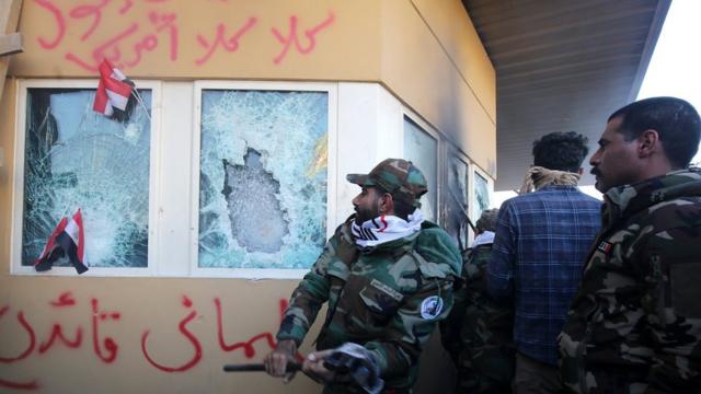 مجموعات غاضبة من الحشد الشعبي تهاجم السفارة الأمريكية في بغداد