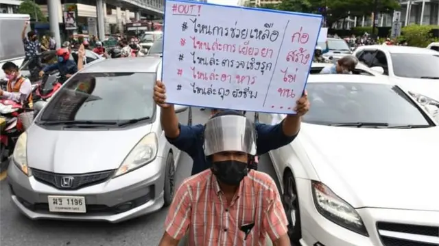 ผู้ใช้แรงงานร่วมกิจกรรม "คาร์ม็อบ" โดยชูป้ายทวงถามการเยียวยาจากรัฐบาล หลังมีคำสั่งปิดแคมป์คนงานในกรุงเทพฯ 30 วัน เพื่อสกัดการระบาดของโควิด-19