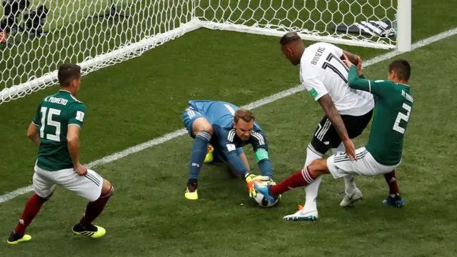 Neuer atrapa la pelota ante la presencia de jugadores mexicanos.