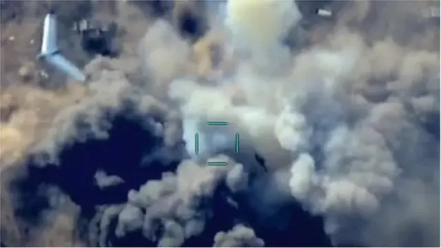 আজারবাইজানের প্রকাশ করা ফুটেজে দেখা যাচ্ছে একটি লক্ষ্যবস্তুর ওপর ওড়া একটি ড্রোনের ওপর আরেকটি ড্রোন আঘাত হেনেছে