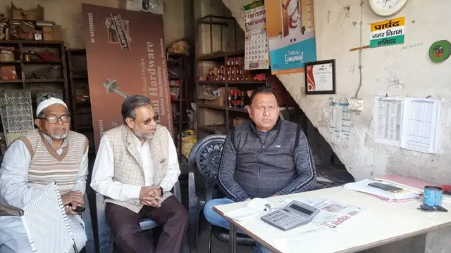 हरिद्वार के वार्ड 41 के पार्षद इसरार अहमद कहते हैं अब्दुल रज़्ज़ाक पर उनका भरोसा अभी टूटा नहीं है