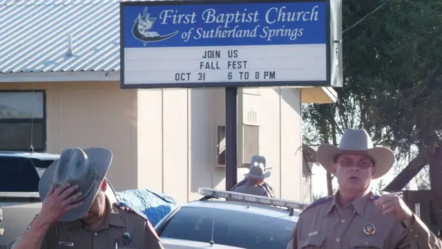 Agentes frente a la iglesia bautista de Sutherland Springs.