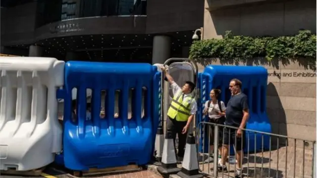 బీజింగ్ లోని ప్రధాన ప్రాంతాలన్నీ భద్రతావలయంలోకి వెళ్లిపోయాయి.