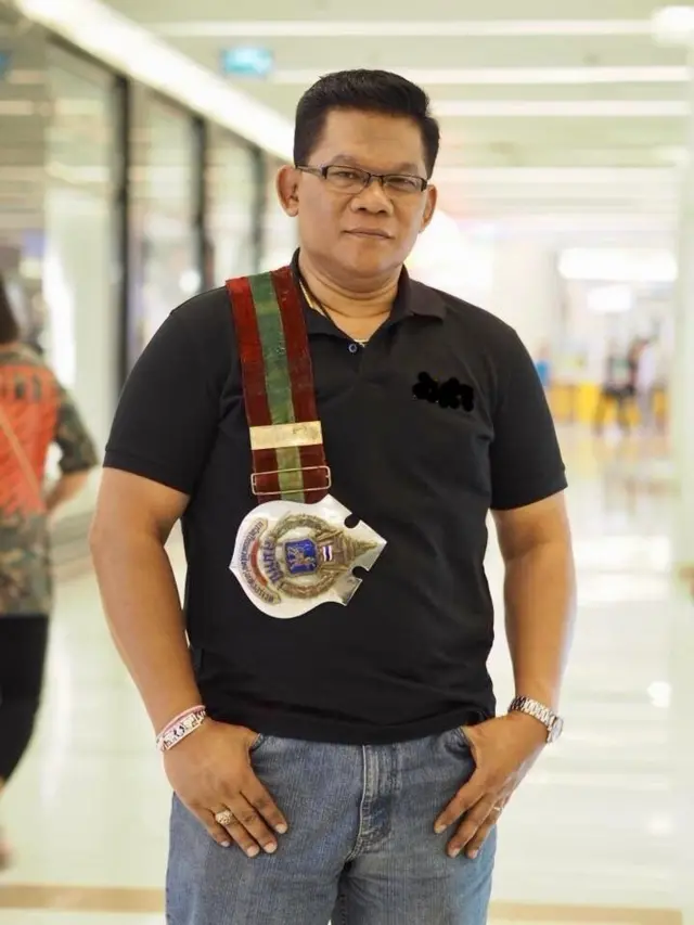 มวยไทยเป็นกีฬาที่เข้าถึงได้สำหรับผู้มีฐานะยากจน เพียงมีกางเกงตัวเดียวก็สามารถเข้าฝึกมวย ในขณะที่กีฬาประเภทอื่นๆ เช่น กอล์ฟ เทควันโด หรือฟุตบอล มีต้นทุนสูง