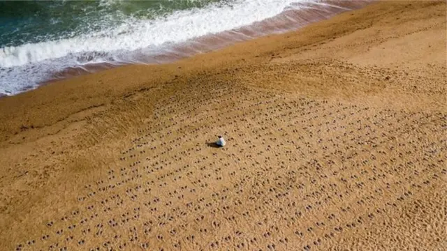 Отпечатки ботинок на пляже Слэптон-Сэндс