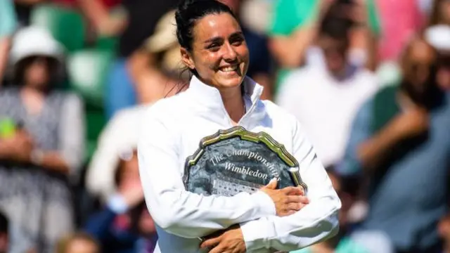 أنس جابر حصلت على جائزة الوصيفة.