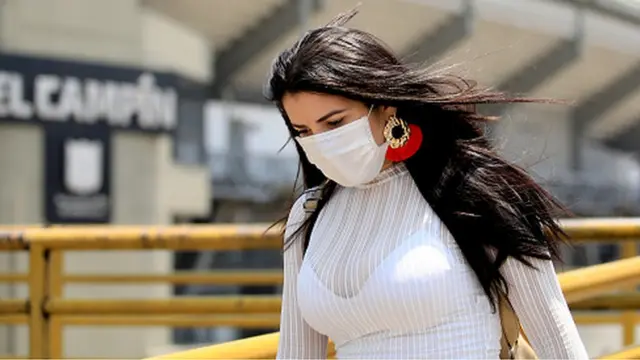 మాస్కులతో వెళ్తున్న ప్రజలు