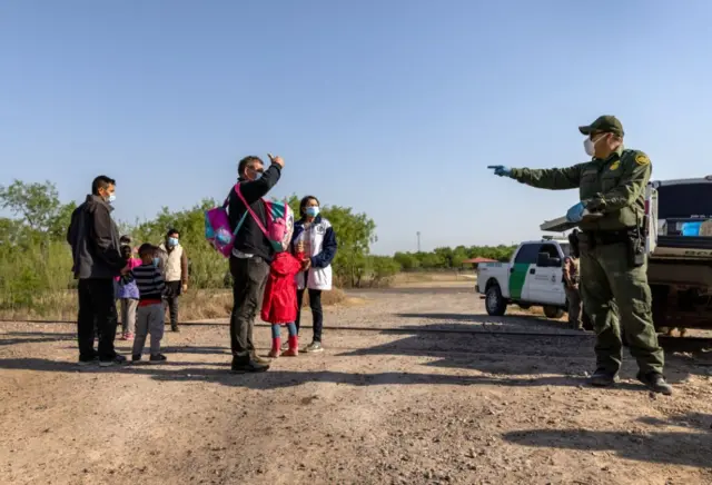 Um agentebetano com cassinopatrulhabetano com cassinofronteira dos EUA conversa com uma família venezuelana que atravessou a fronteira do México. A foto foi tiradabetano com cassino26betano com cassinomarçobetano com cassinoPeñitas, Texas