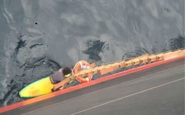 Японского серфера спасли