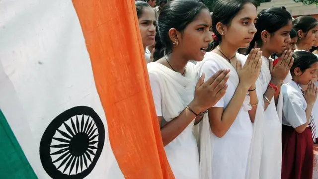 প্রায় ১৪০ বছর আগে বঙ্কিমচন্দ্র চট্টোপাধ্যায়ের লেখা 'বন্দে মাতরম' গানটি নিয়ে সাম্প্রদায়িক বিতর্কের বয়সও প্রায় সমান পুরনো